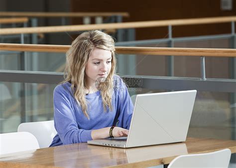 带笔记本电脑的女孩学习女士互联网学生雇主专注大学工作走廊沟通高清图片下载-正版图片320496782-摄图网
