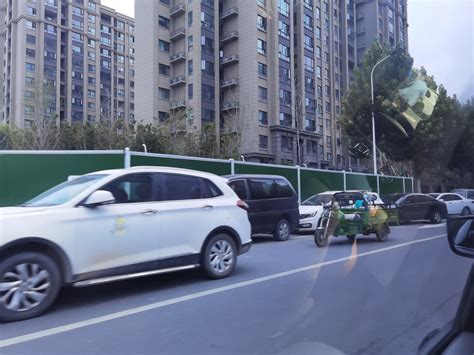 追踪|郑州英才街私家车乱停乱放致交通拥堵现象并非个案 交警：下周一起，郑州乱停车将被贴条-大河新闻