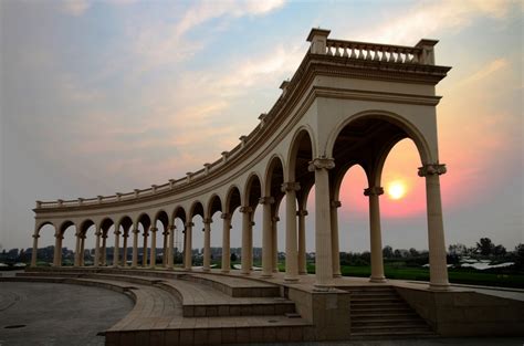 蓝天下欧式建筑北京拉斐特城堡酒店和雕塑喷泉_高清图片_全景视觉