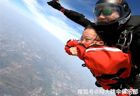 101岁老人跳伞：从四千多米高空一跃而下 年龄从来不是事儿|降落伞|跳伞|老人_新浪新闻