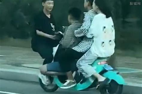 3男1女同骑一辆共享电动车上路 拍摄者：都看不着谁在拧电门 - 社会民生 - 生活热点