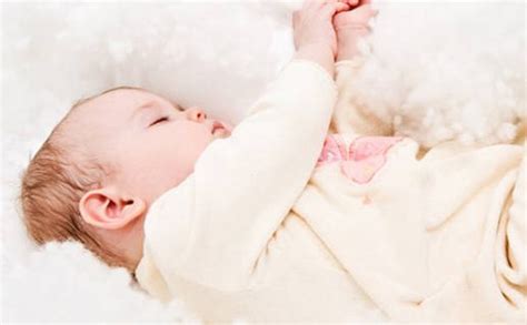 婴儿床无忧无虑20到24岁妈妈哄宝宝睡觉高清图片下载-正版图片501918653-摄图网