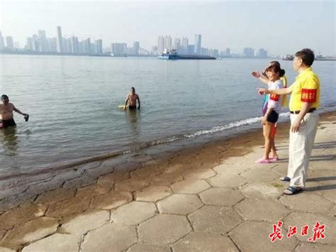 长江武汉关水位超过25米“设防线” 民众江边戏水_湖北频道_凤凰网