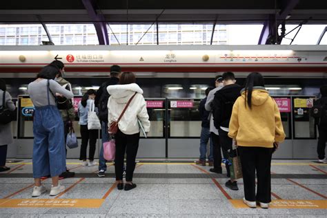 乘客出地铁黄鹤楼站的统一姿势，打卡还需注意安全_凤凰网视频_凤凰网