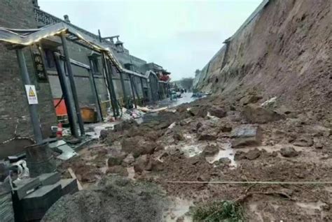 【现场直击】安徽黄山遭遇暴雨 村庄被洪水包围