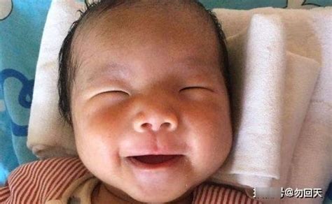 女婴在婴儿车里开心大笑微笑的小孩笑脸笑容图片下载 - 觅知网