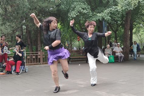 广场舞《我的快乐就是想你》双人对跳，两位老师舞步好看_凤凰网视频_凤凰网