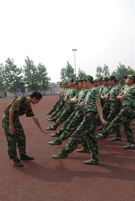 军训教官团顺利举行第一届退团仪式-学生服务