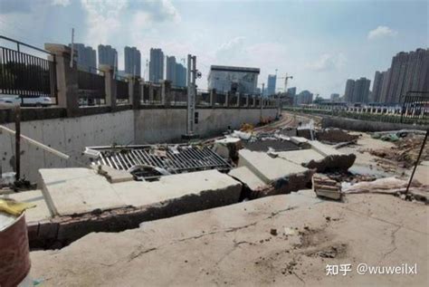 郑州大雨过后，泡水工地旁的小区，房屋墙体开裂下沉了！_基坑