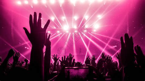 快乐的人在夜总会DJ派对音乐会上跳舞高清图片下载-正版图片506573964-摄图网
