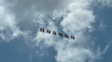美飞机在特朗普海湖庄园上空拉横幅 写有大字“哈哈哈哈哈哈”_凤凰网