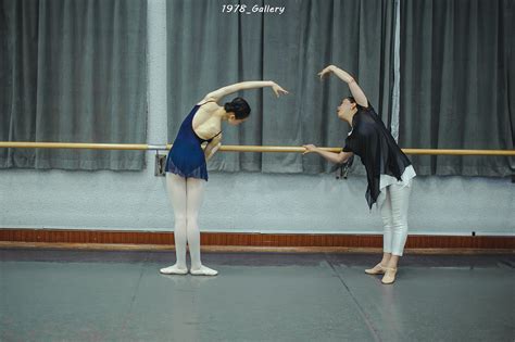 教小女孩跳芭蕾舞的舞蹈老师高清图片下载-正版图片502090689-摄图网