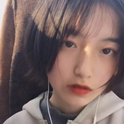 短发气质甜美女生头像