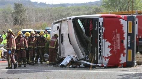 西班牙大巴发生车祸 14名外国学生死亡（组图）_海口网