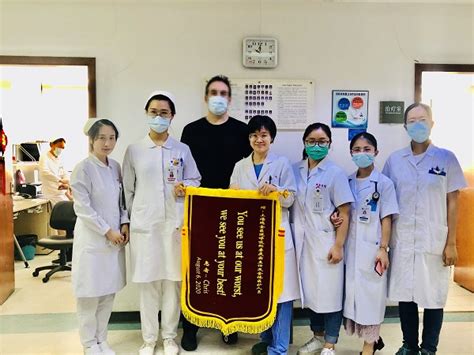 瑞金医院收到一面“洋气”的英文锦旗，外籍患者说：中国医生有范儿_健康_新民网