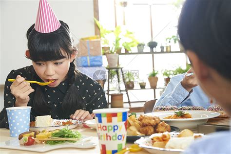 孩子们在生日聚会盛宴上吃生日蛋糕高清图片下载-正版图片502190908-摄图网