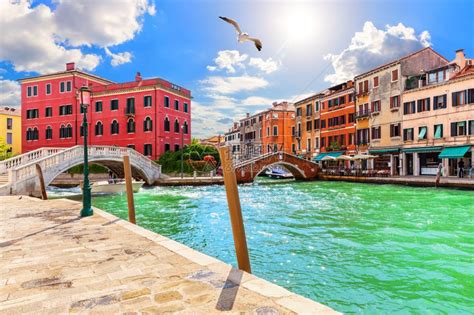 威尼斯运河中世纪桥梁意大利威尼斯运河的美丽景象意大利美渠道码头全高清图片下载-正版图片307993831-摄图网