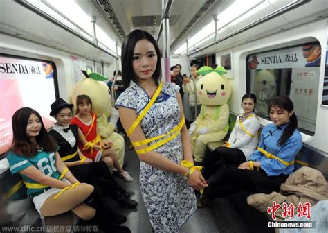 武汉地铁现遭“捆绑”美女 求乘客解套减压_新浪图片