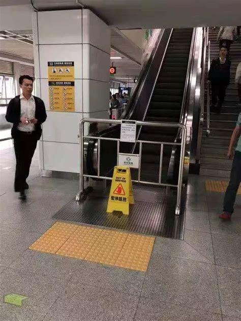 深圳地铁3号线一站点扶梯总停运，乘客爬梯赶车叫苦不迭_木棉湾