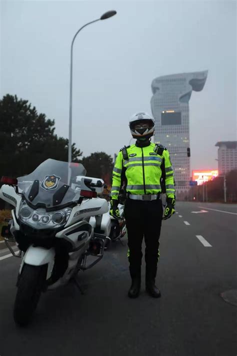 帅气！北京铁骑交警正式着新式警用骑行服亮相 | 北晚新视觉