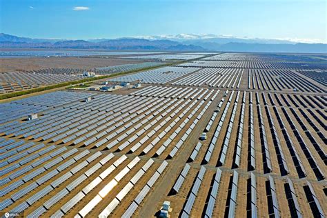 新疆哈密戈壁建出“太阳城” 光伏发电装机规模突破170万千瓦