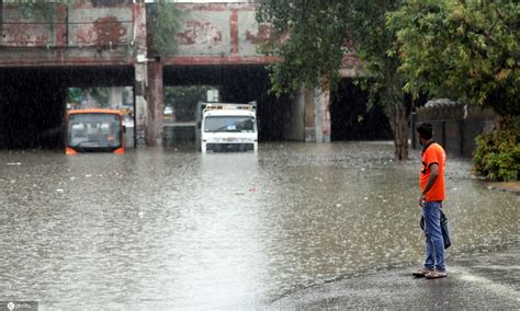 开启“看海”模式 印度新德里暴雨街道遭水淹