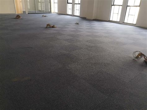 办公窒地毯-4种地毯材质优缺点-商用地板胶