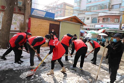 多图直击！北京环卫职工凌晨为市民扫冰除雪_北京日报网