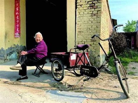 92岁奶奶骑三轮带30岁孙子兜风！这一幕网友感慨这是最幸福的炫耀！ - 达达搜