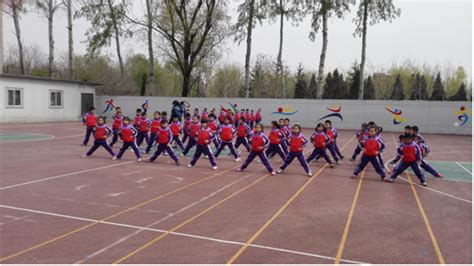 小学部开学以来积极推进广播操训练_北京市中关村外国语学校