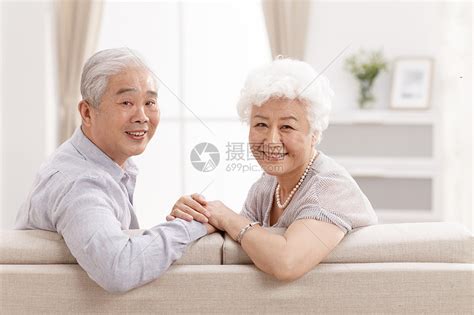 住宅内部妻子人老心不老幸福的老年夫妇在客厅高清图片下载-正版图片501896729-摄图网