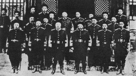 张勋复辟失败后复任国务总理的段祺瑞(左) 与代理大总统冯国璋合影-军事史-图片
