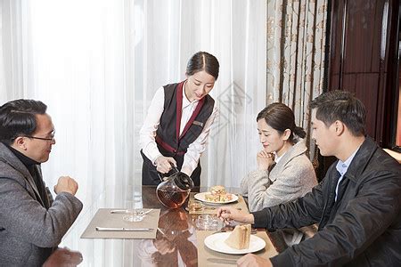 酒店服务员给顾客点餐高清图片下载-正版图片501203484-摄图网