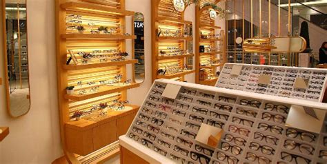 康明眼镜店案例欣赏，空间设计，艺之木展柜_艺之木展柜设计-站酷ZCOOL