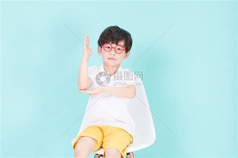 坐在凳子上举手的小男孩教育高清图片下载-正版图片500946283-摄图网