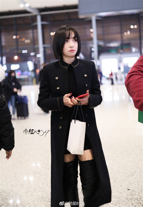 12月6日，宋茜现身上海机场，她身穿修身黑色风衣搭配过膝长靴