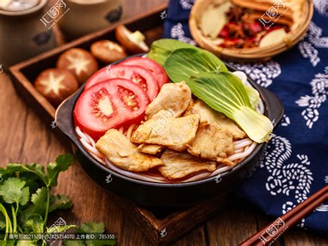 番茄鸡肉米线,中国菜系,食品餐饮,摄影,汇图网www.huitu.com