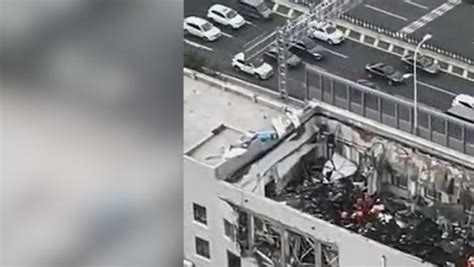 哈尔滨一办公楼坍塌11人被困，已搜救出9人其中2人死亡_凤凰网视频_凤凰网
