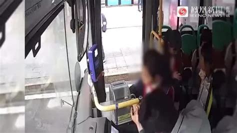 女子公交车上没有主动让座，乘客指责她，女子下车后大家彻底傻眼|女子|公交车|大妈_新浪新闻