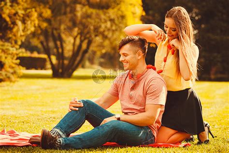 情侣在公园玩游戏亲密互动高清图片下载-正版图片304195106-摄图网