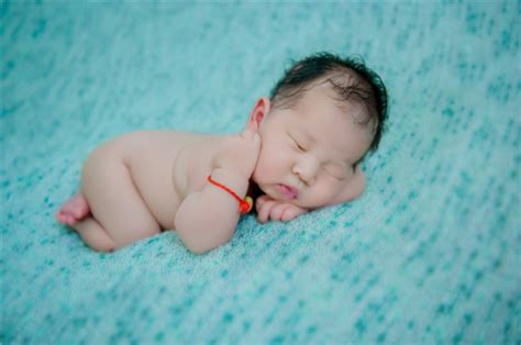 新出生婴儿的奶嘴塞在羊毛球中新生高清图片下载-正版图片504380193-摄图网