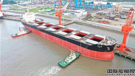 江门船厂跨江桥进行钢箱梁顶推施工 预计年底通车