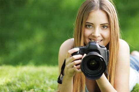 女摄影师图片-微笑的女摄影师素材-高清图片-摄影照片-寻图免费打包下载