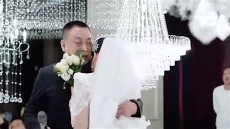 广东中山土豪婚礼 新娘脖子挂满金手镯|新娘|婚礼_凤凰资讯