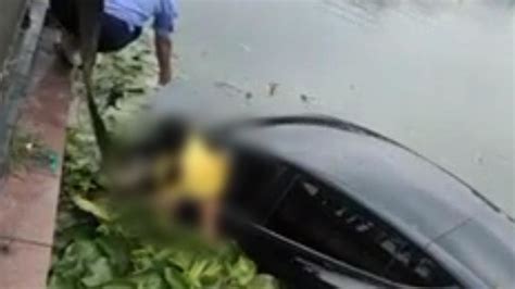 苏州一女子开车坠入河中，过路群众跳河相救_凤凰网视频_凤凰网