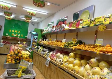 创建在一家商店里各种新鲜水果和蔬菜箱中工作的一个绿色杂货店员男人柜台高清图片下载-正版图片307849083-摄图网