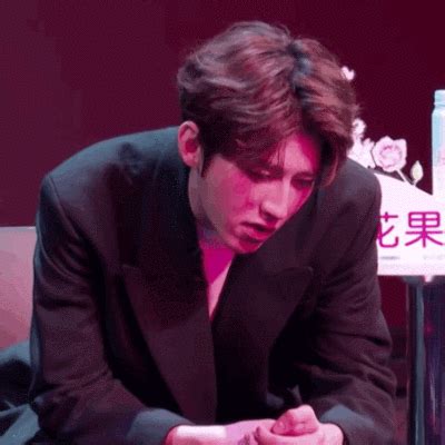 宝藏男孩蔡徐坤GIF图片