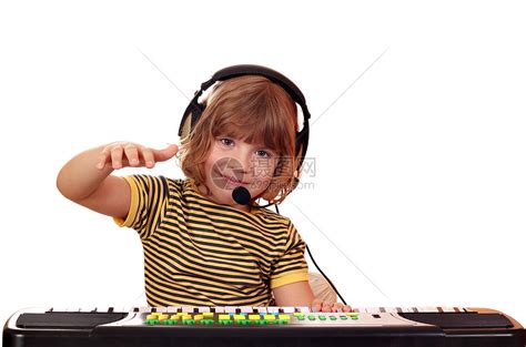 快乐的小女孩玩键盘孩子乐趣旋律童年音乐耳机合成器唱歌麦克风乐器高清图片下载-正版图片320782037-摄图网