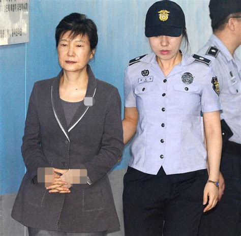 67岁朴槿惠穿粉色衣服现身医院 被层层围住(图)_手机新浪网