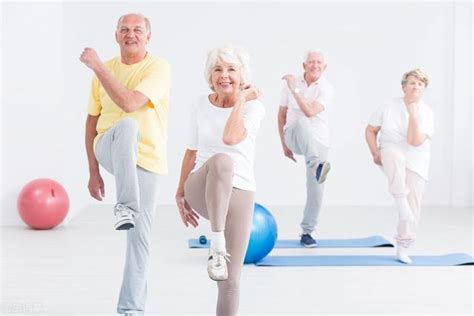 老年人锻炼：深蹲和单腿站立更重要|单腿站立|深蹲|老年人_新浪新闻